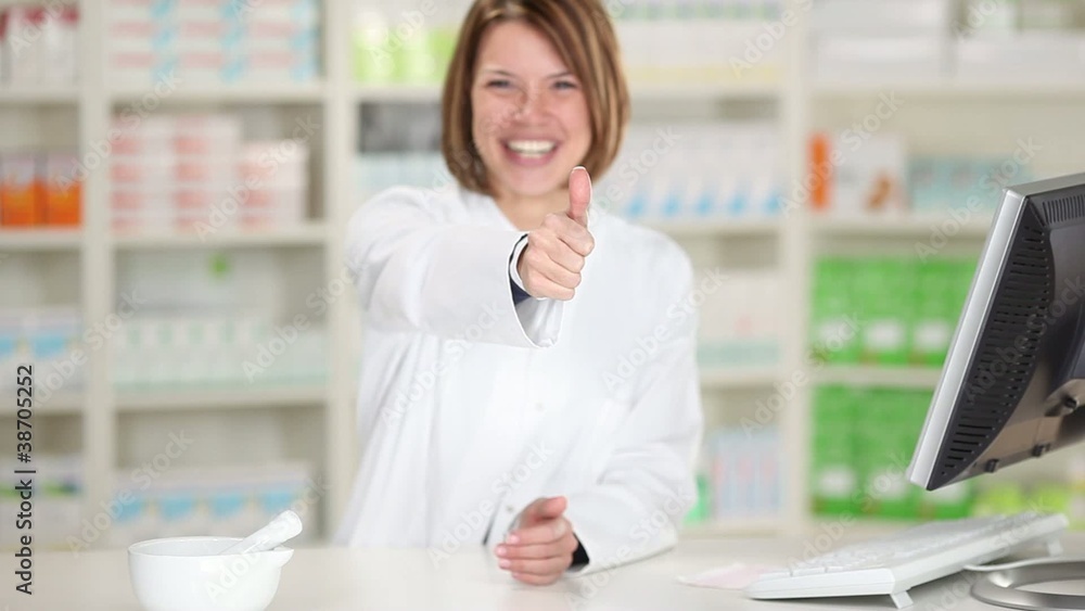 lächelnde apothekerin zeigt daumen hoch lächelnde apothekerin zeigt daumen hoch