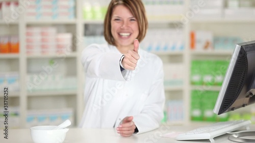 lächelnde apothekerin zeigt daumen hoch