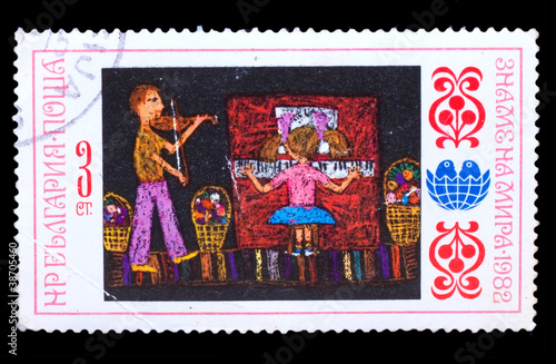 BULGARIA - CIRCA 1982: A stamp printed in BULGARIA, girl plays p