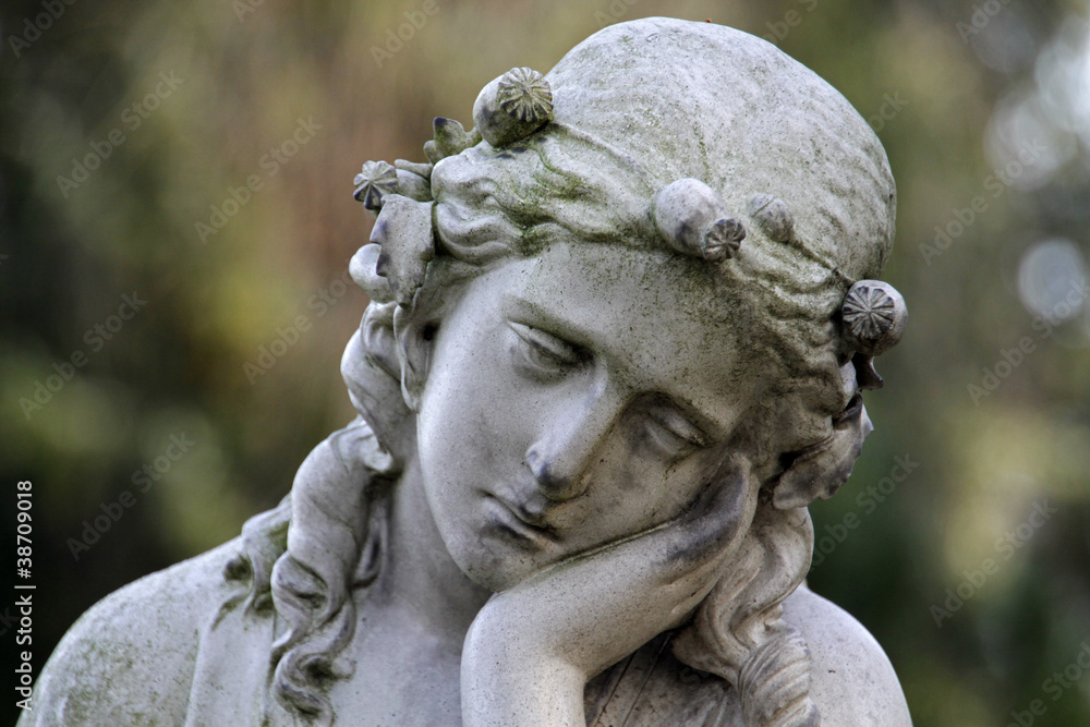 Grabstatue einer trauernden Frau