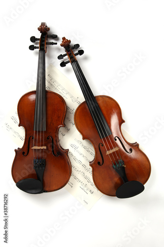 Zwei Geigen mit Notenblatt