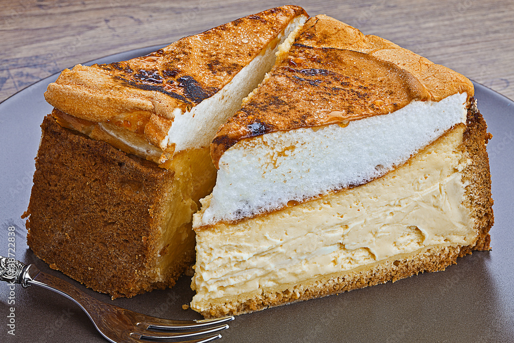 Käsekuchen mit Eischneehaube oder Tröpfchenkuchen Stock-Foto | Adobe Stock