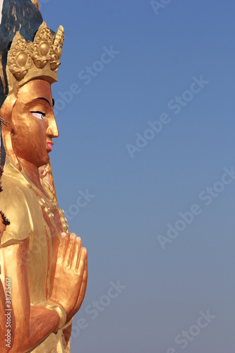 Скульптура Будды Шакьямуни на фоне