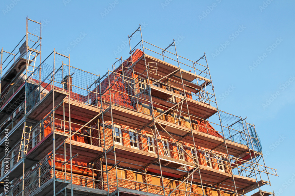 Backsteinhaus mit Gerüst Backsteinhaus mit Gerüst
