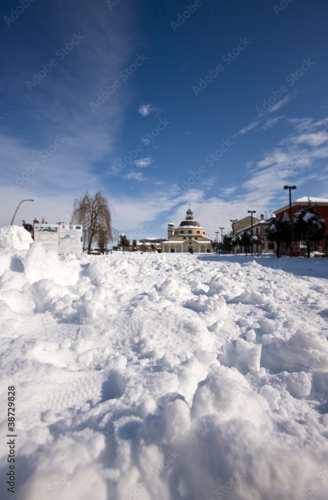 piazza con neve in giornata di sole