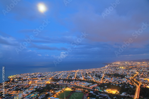 Saint-Denis un soir de pleine lune, La Réunion.
