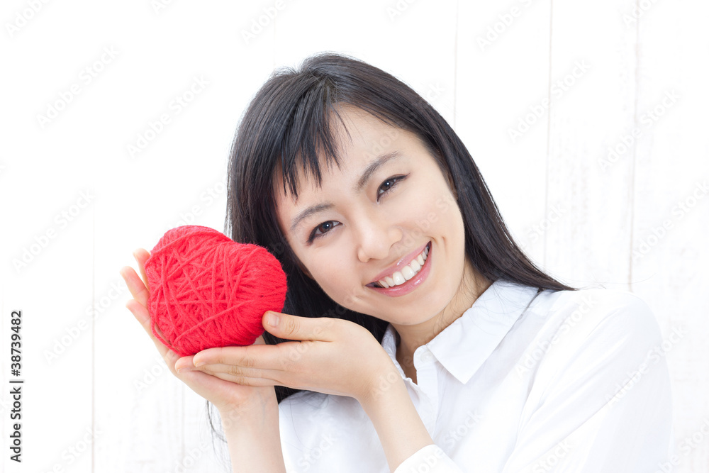 赤いハートを持った女性