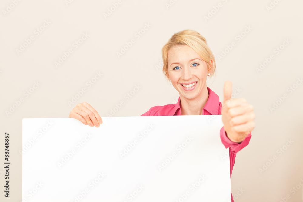 Zufriedener Frau hält weißes Schild Zufriedener Frau hält weißes Schild