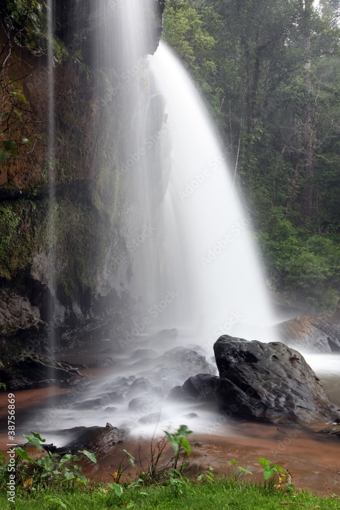 Obraz premium Tropical Rainforest Waterfall
