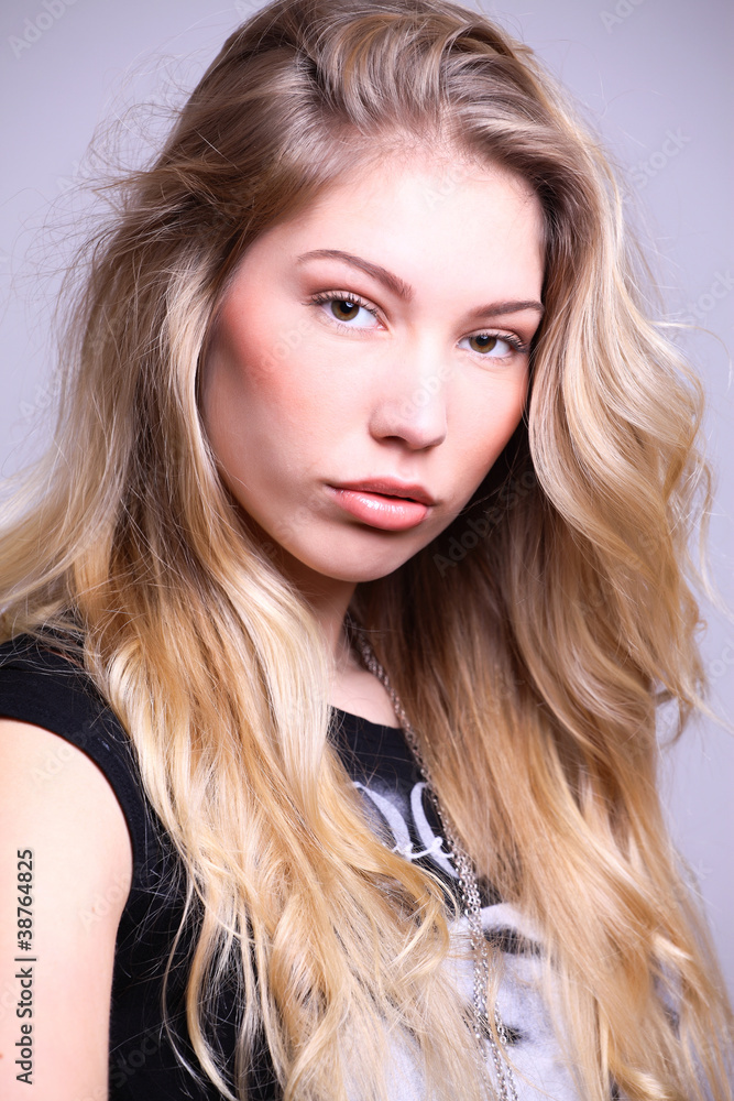 portrait von hübschen frau mit langen haaren portrait von hübschen frau mit langen haaren