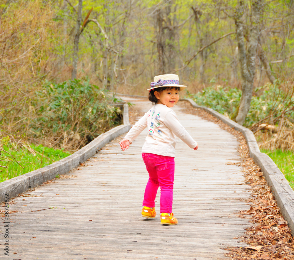 Obraz premium 振り返る少女