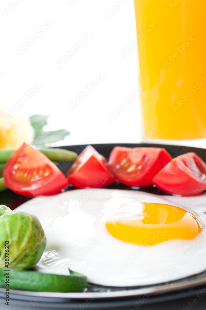 Fototapeta premium Fried egg with vegetables