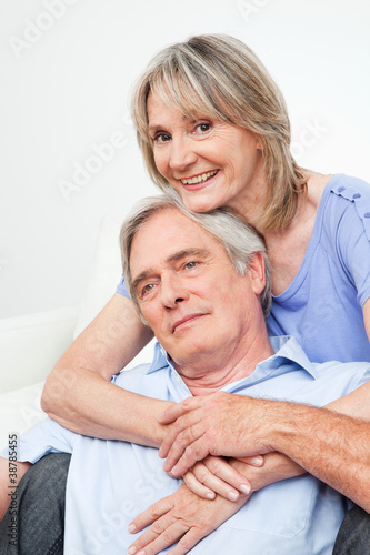 Zwei zufriedene Senioren umarmen sich