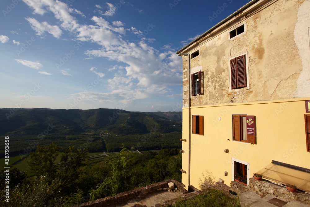 Fototapeta premium Ausblick von Bergdorf Motovun, Istrien, Kroatien