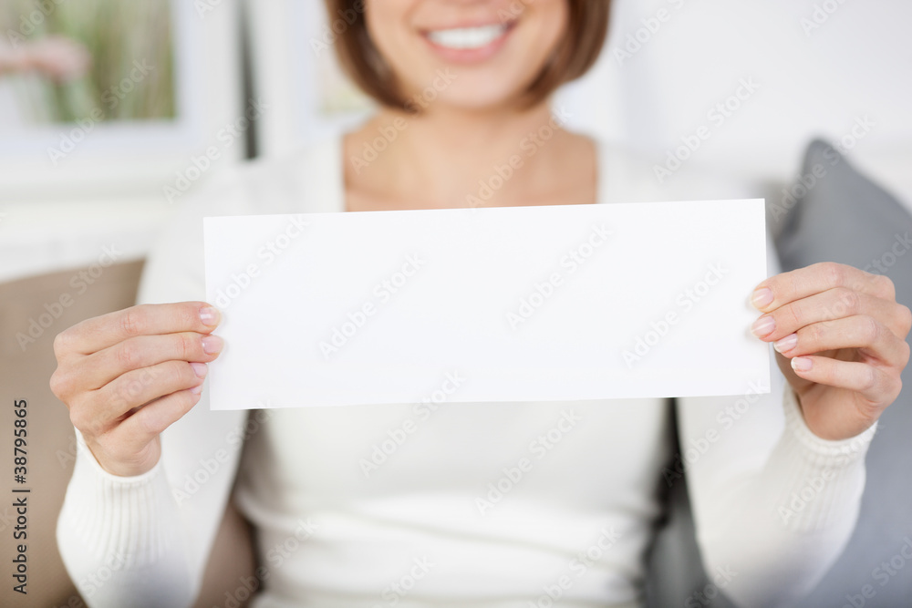 lächelnde frau zeigt weißes schild lächelnde frau zeigt weißes schild