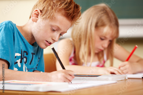 Junge malt konzentriert