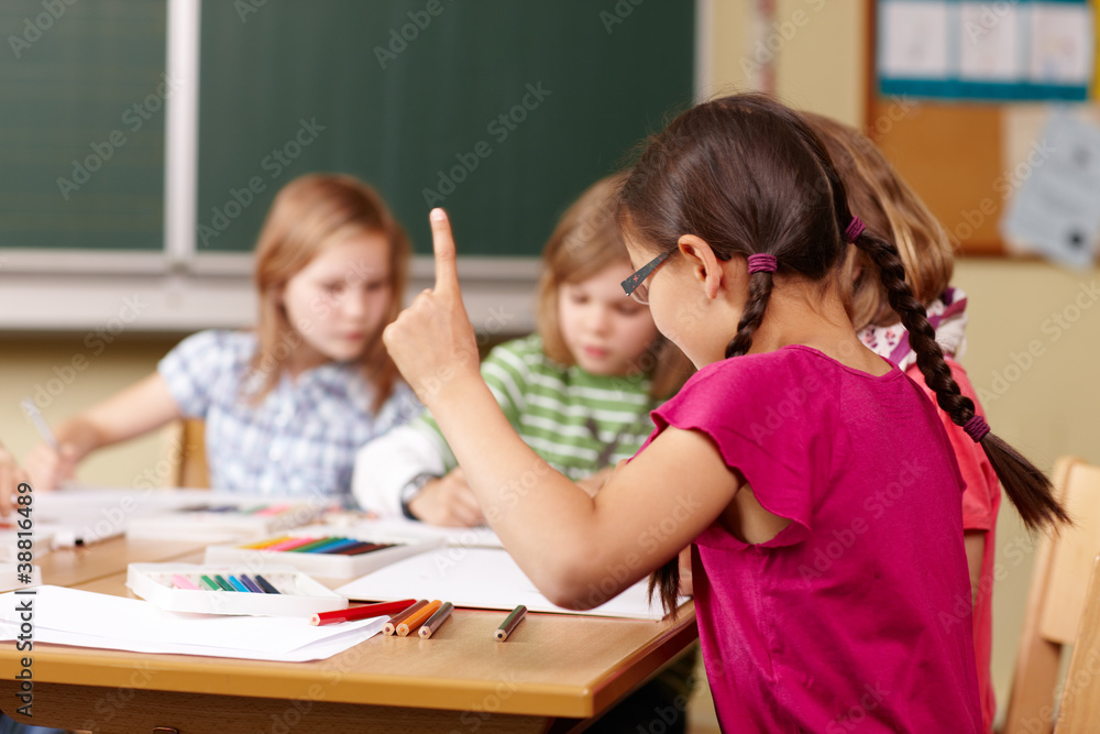 fröhliche Kinder in der Grundschule fröhliche Kinder in der Grundschule