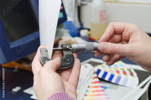 Papierdicke mit Mikrometer messen