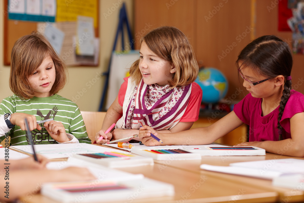 Fototapeta premium fröhliche Kinder in der Grundschule