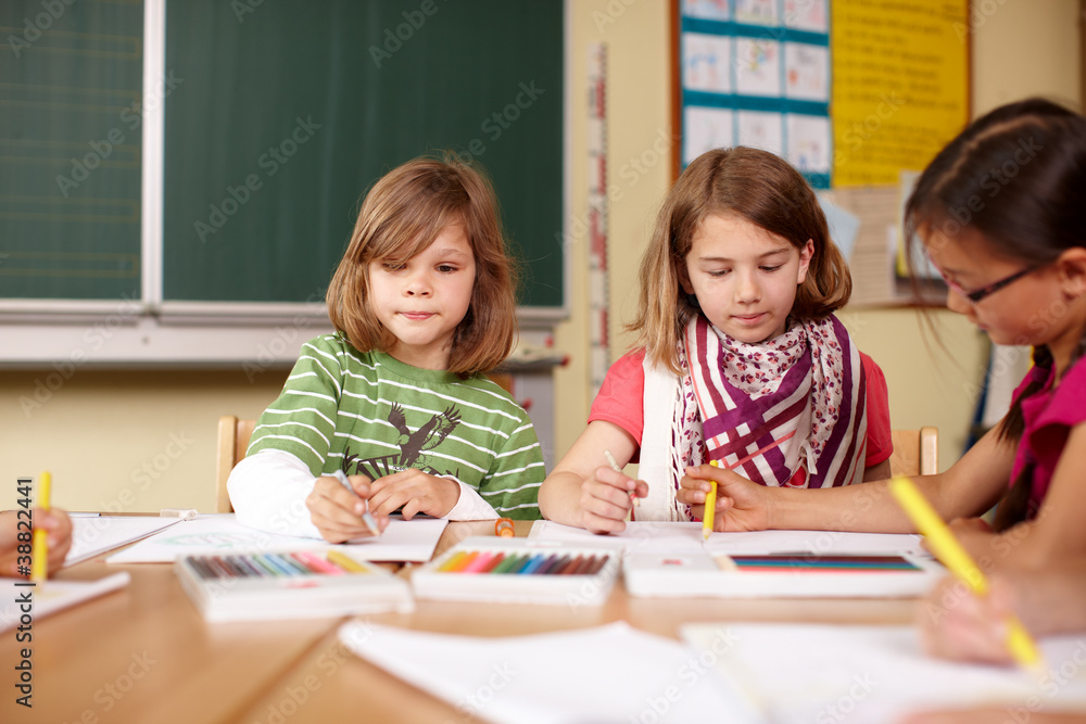 fröhliche Kinder in der Grundschule fröhliche Kinder in der Grundschule