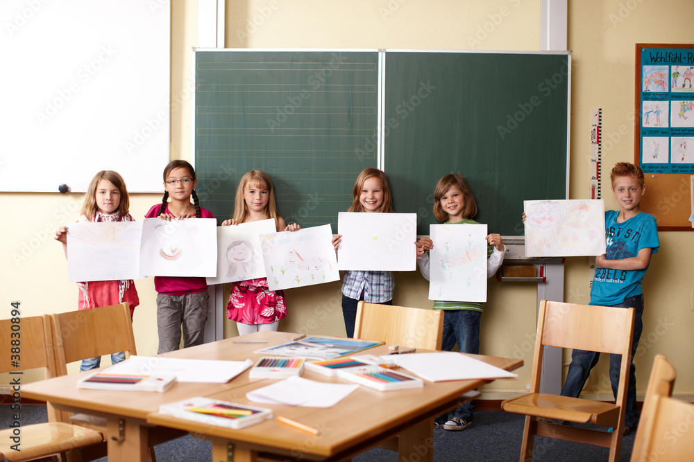 Kinder präsentieren Bilder im Kunstunterricht Kinder präsentieren Bilder im Kunstunterricht