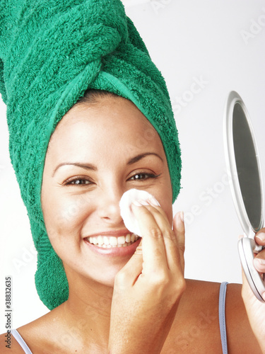 Mujer latina en tratamiento de rostro,cutis,higiene, photo