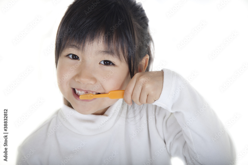 歯磨きをする女の子 歯磨きをする女の子