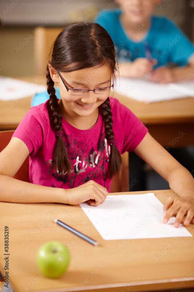 Mädchen in der Grundschule