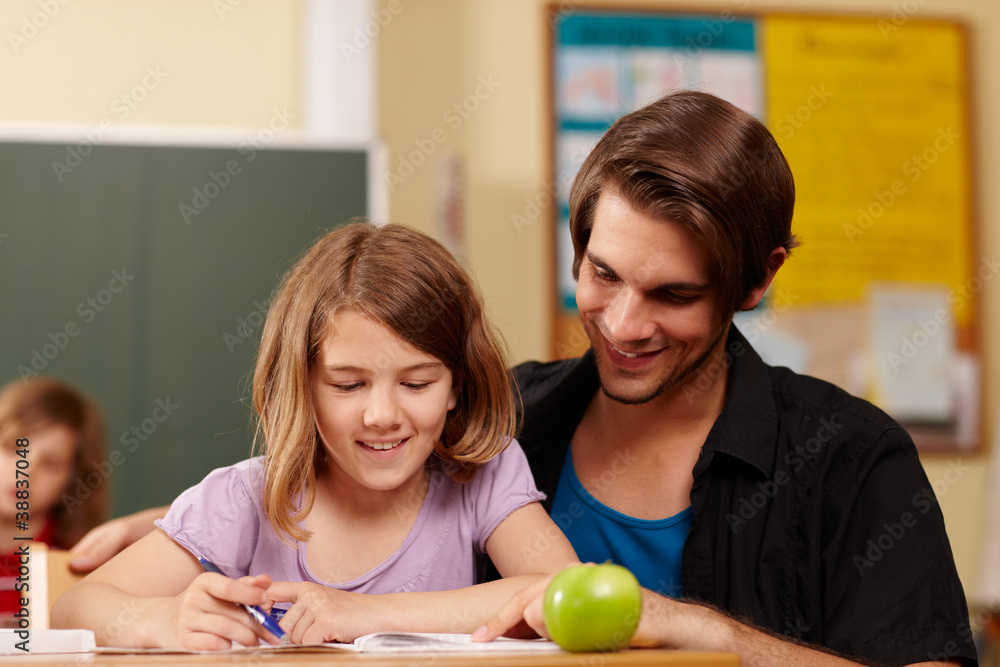 Fototapeta premium Grundschullehrer gibt Hilfestellung
