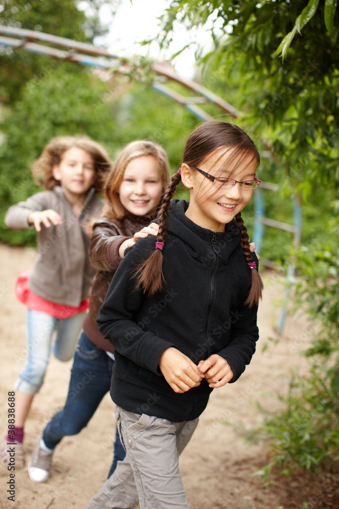 Obraz premium Kinder spielen auf Schulhof