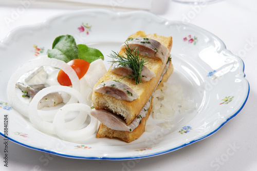 Matjes zwischen geröstetem Brot mit Sauerrahm photo