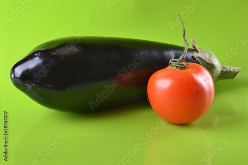 Aubergine et tomate sur fond vert photo