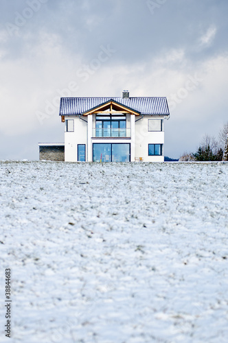 Einfamilienhaus im Schnee © Dieter Hawlan