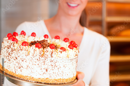 Bäckerin oder Konditorin mit einer Torte