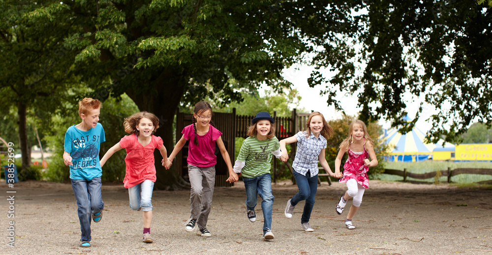 Obraz premium Gruppe Kinder läuft auf Schulhof
