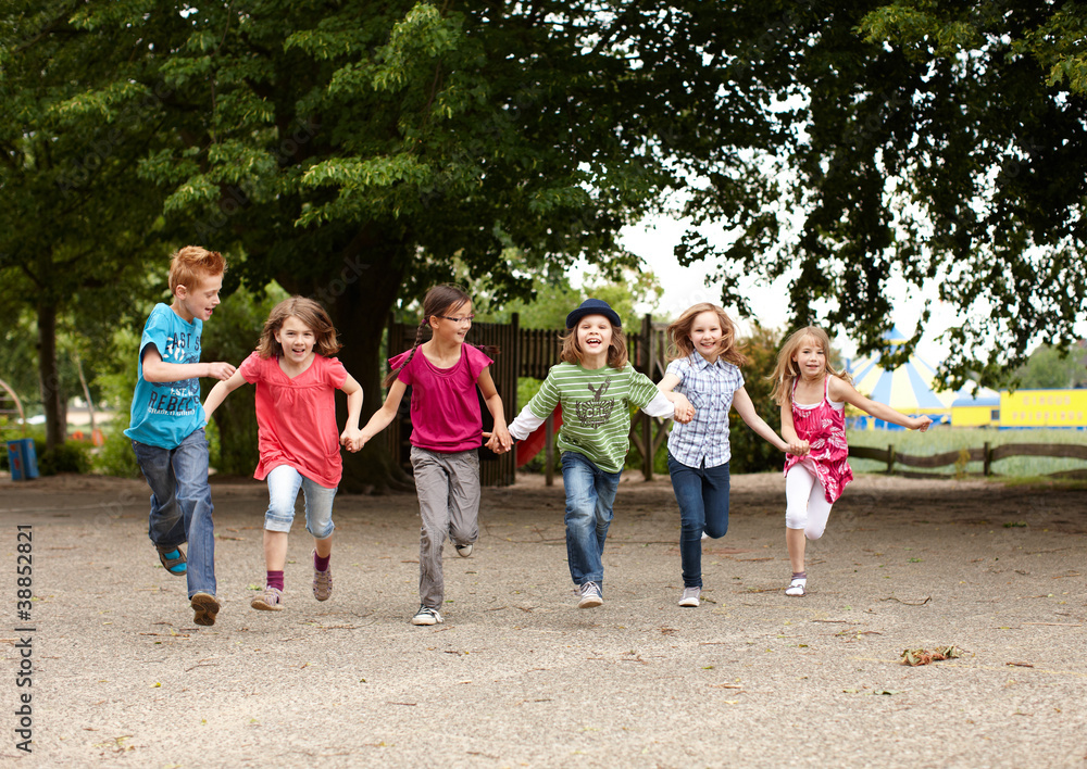 Obraz premium Gruppe Kinder läuft auf Schulhof