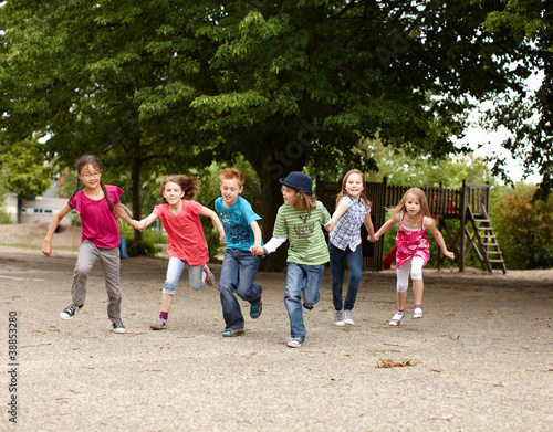 Gruppe Kinder läuft auf Schulhof © Christian Schwier