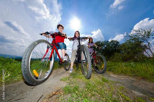 Fototapeta Naklejka Na Ścianę i Meble -  Family riding bikes
