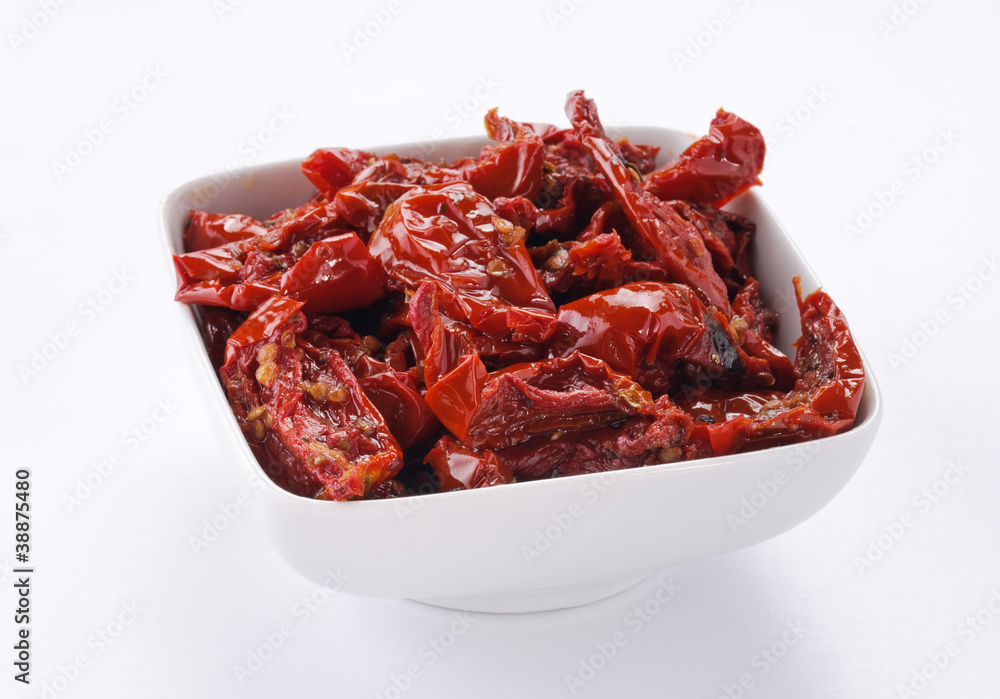 Pomodori secchi nella ciotola bianca - Dried tomatoes Pomodori secchi nella ciotola bianca - Dried tomatoes
