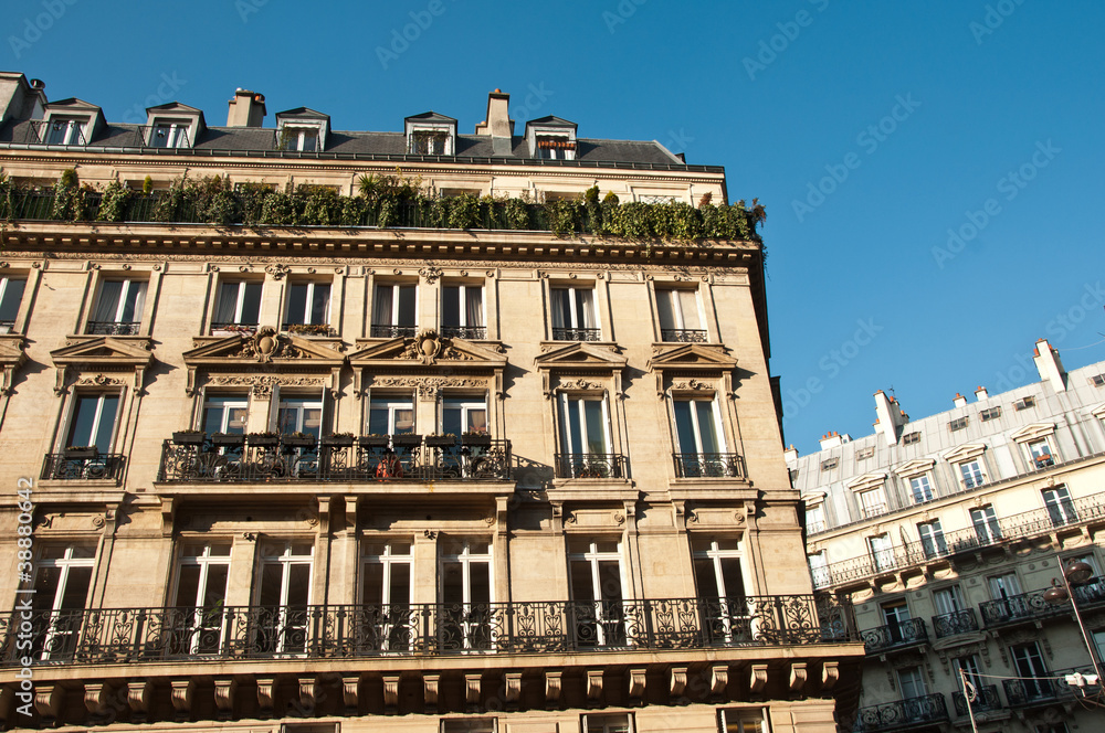 immeuble parisien en coin avec terrasses vertes