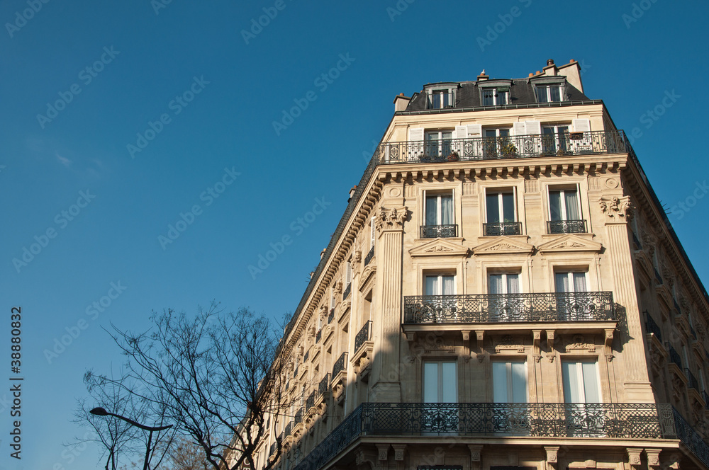 immeuble parisien en coin avec balcons