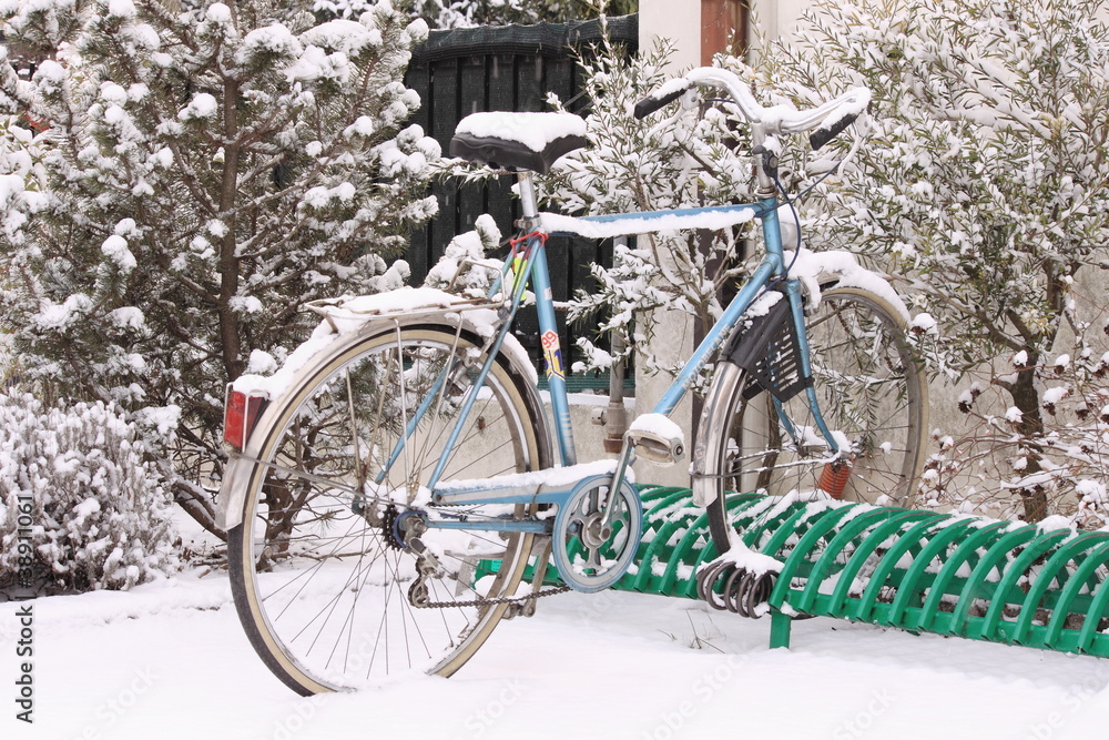 Bicicletta sotto la neve - Bicycle under the snow