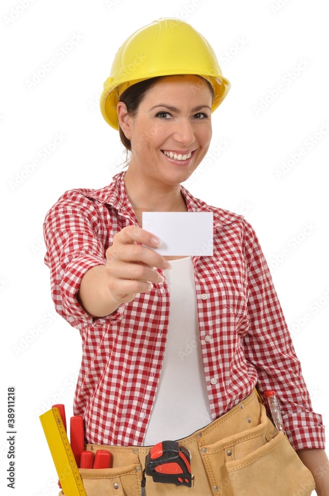 Arbeiterin mit gelbem Helm hält eine Visitenkarte Arbeiterin mit gelbem Helm hält eine Visitenkarte