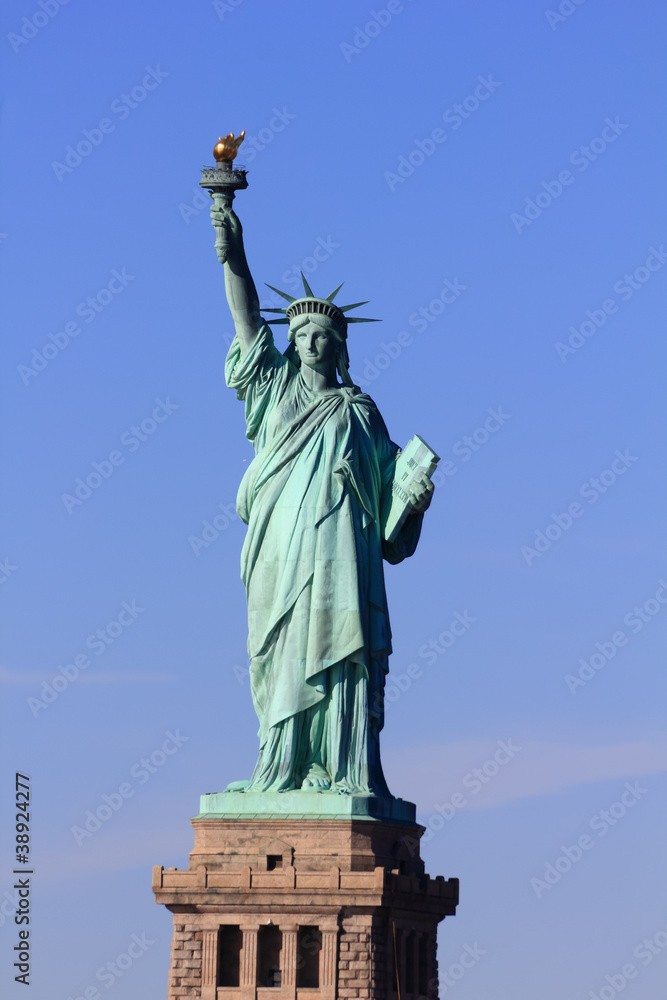 Fototapeta premium Statua Wolności i błękitne niebo.