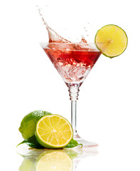 Küchenrückwand glas motiv Spritzendes Wasser Red Martini-Cocktail mit Spritzer und Limette isoliert  © Serhiy Shullye