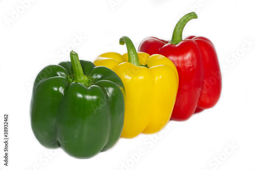 Gelbe, rote und grüne Paprika auf weißem Hintergrund