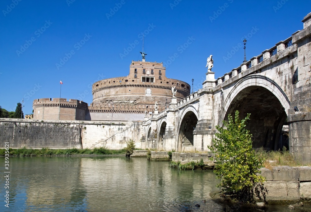 château et pont St Ange, vues d'une berge du Tibre (Rome Italie)