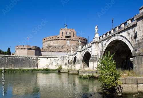 château et pont St Ange, vues d'une berge du Tibre (Rome Italie)