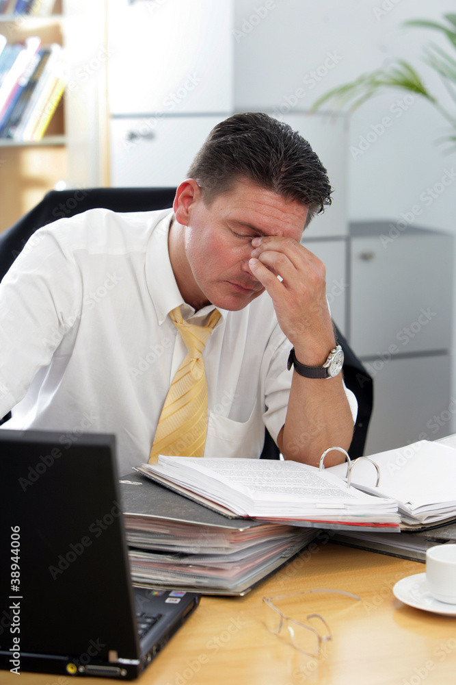 Überstunden im Büro Symbolfoto zum Burn-out-Syndrom Stock-Foto | Adobe Stock