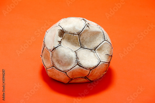 Alter, beschaedigter und verbeulter Fussball aus Leder